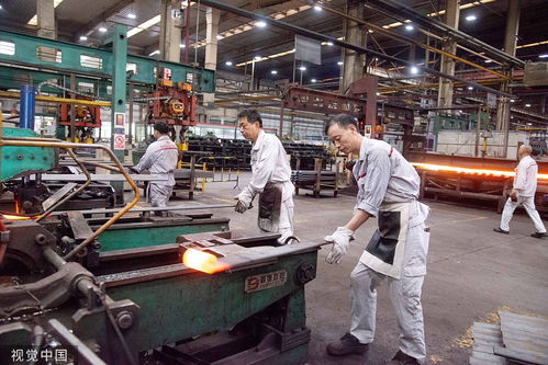 湖北十堰 五一節(jié)后首個(gè)工作日 汽車(chē)工人車(chē)間開(kāi)工生產(chǎn)