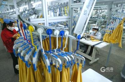 即墨服裝企業(yè)生產(chǎn)線實拍:海外市場"爆單" 工廠加班趕制